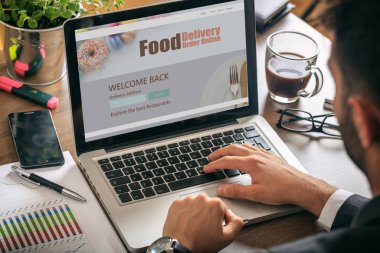 Gıda siparişi çevrimiçi uygulama bilgisayar ekranında, ofis geçmişinde