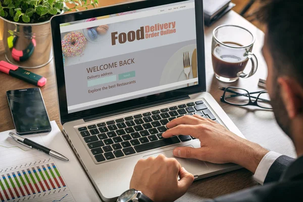 Доставка продуктов питания онлайн приложение на дисплее компьютера, в офисе фоне — стоковое фото