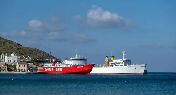 Les navires sont amarrés au port insulaire en attendant les passagers. Tzia, Kea, Cyclades, Grèce . — Photo