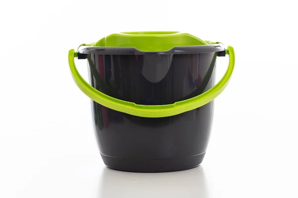 Čištění mop kbelík zelená černá barva izolované proti bílému pozadí, — Stock fotografie