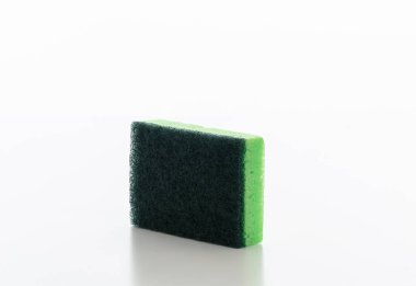 Temizleme süngeri beyaz arkaplanda izole edildi.