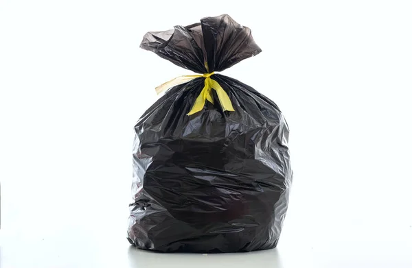 Koš, černý pytel na odpadky plný a svázaný izolované proti bílému pozadí — Stock fotografie