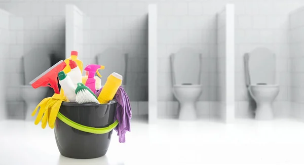 Material de limpeza em um balde contra borrão WC banheiros fundo . — Fotografia de Stock