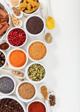 Baharatlar ve bitkiler düz, beyaz arkaplan, üst görünüm.