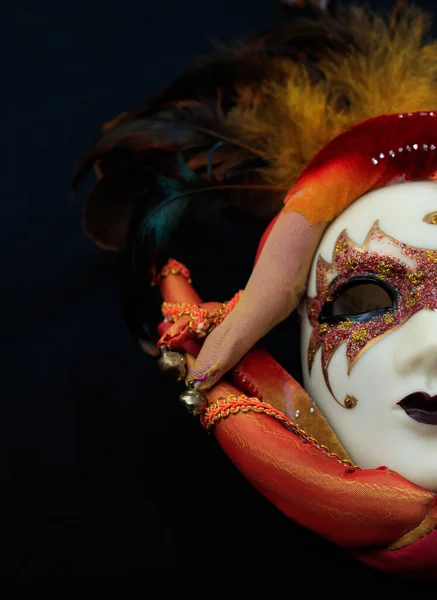 Maschera Carnevale volto teatrale femminile contro sfondo nero. Festa festiva celebrazione — Foto Stock