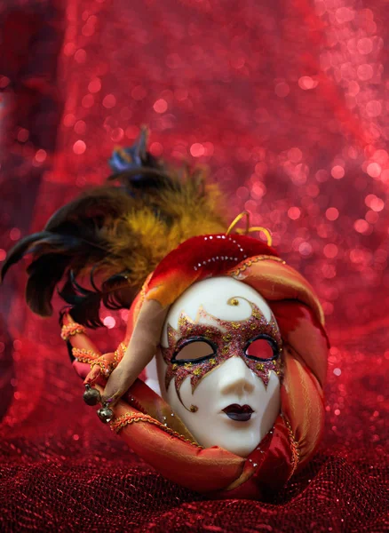 Maschera Carnevale femminile volto teatrale contro sfondo rosso bokeh. Festa festiva celebrazione — Foto Stock