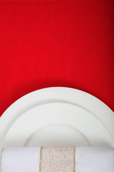 Cena de San Valentín. Placas blancas sobre fondo de color rojo —  Fotos de Stock