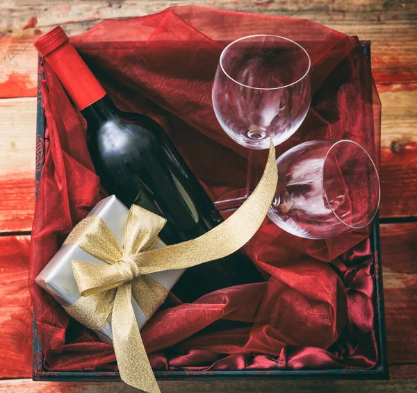 Día de San Valentín. Botella de vino tinto y vasos en una caja — Foto de Stock