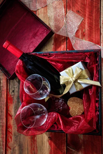 San Valentino. Bottiglia di vino rosso e bicchieri in una scatola — Foto Stock