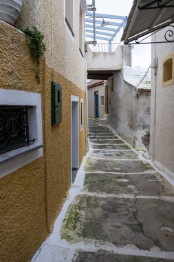 Geleneksel Yunan beyazlatılmış binalar, kaldırım taşlı caddeler. Ioulida Köyü, Tzia, Kea Adası, Yunanistan.