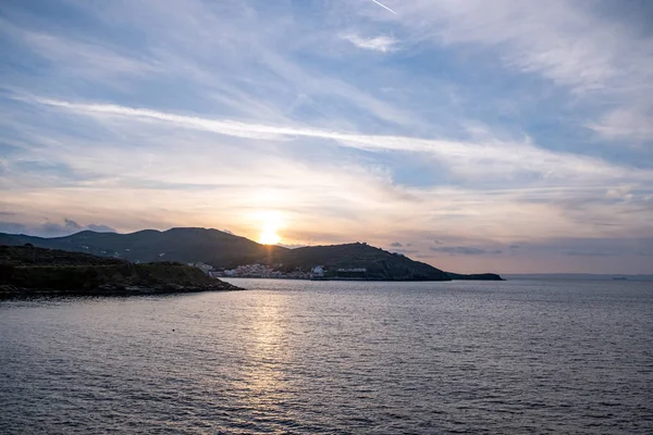 Ηλιοβασίλεμα στο Αιγαίο, φόντο στον γαλάζιο ουρανό, Κέα, Ελλάδα. — Φωτογραφία Αρχείου