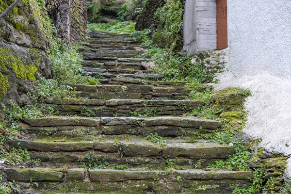 Grèce, île de Tzia Kea. Rue étroite de la ville d'Ioulis avec escaliers et murs traditionnels en pierre — Photo