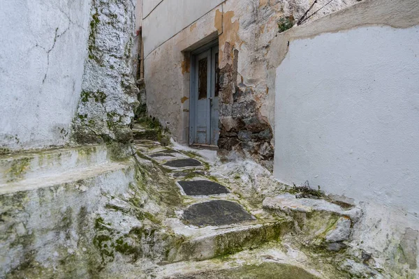 Grecia, isola di Tzia Kea. Città di Ioulis strada stretta con scale e muri di pietra tradizionali — Foto Stock
