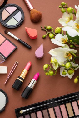 Kahverengi arkaplanda doğal kozmetik ürünleri oluştur