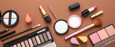 Kahverengi arkaplana karşı kozmetik ürünleri uydur