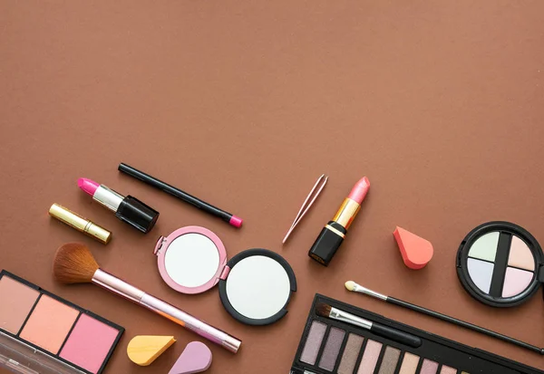 Make-up Kosmetikprodukte vor braunem Hintergrund — Stockfoto