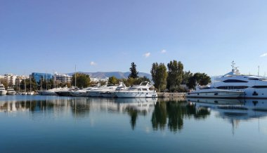 Atina, Yunanistan. 9 Şubat 2020. Balkanların en büyük denizcisi Alimos Marina 'da demirli yatlar. Mavi sakin deniz ve berrak gökyüzünün aksine beyaz gemiler.