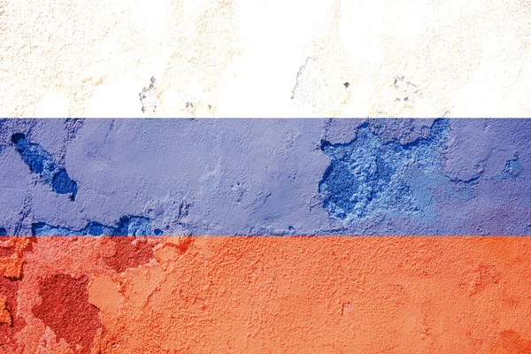 俄罗斯国旗挂在墙上 俄罗斯国旗画在一面发牢骚的剥皮墙上 俄罗斯 俄罗斯语言和文化概念 — 图库照片