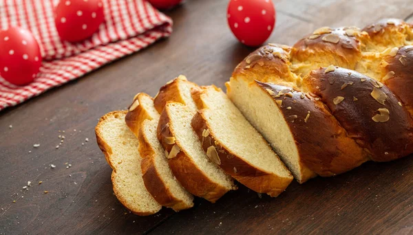 Paskalya Tsoureki Cozonac Tatlı Ekmek Ahşap Masa Arka Planda Dilimlenmiş — Stok fotoğraf