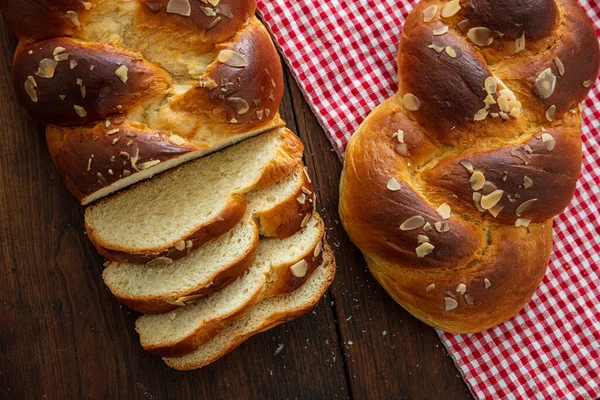 Tatlı Ekmek Paskalya Tsoureki Cozonac Dilimlenmiş Ahşap Masa Arka Planı — Stok fotoğraf