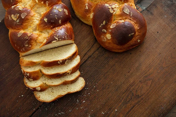 Tatlı Ekmek Paskalya Tsoureki Cozonac Dilimlenmiş Ahşap Masa Arka Planı — Stok fotoğraf