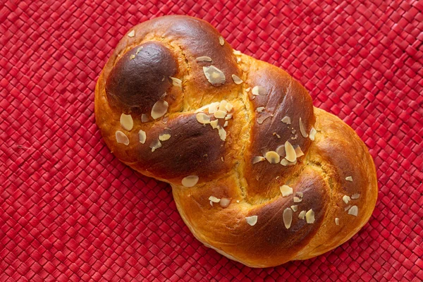 Tatlı Ekmek Paskalya Tsoureki Kırmızı Masa Zemininde Cozonac Örülmüş Brioş — Stok fotoğraf