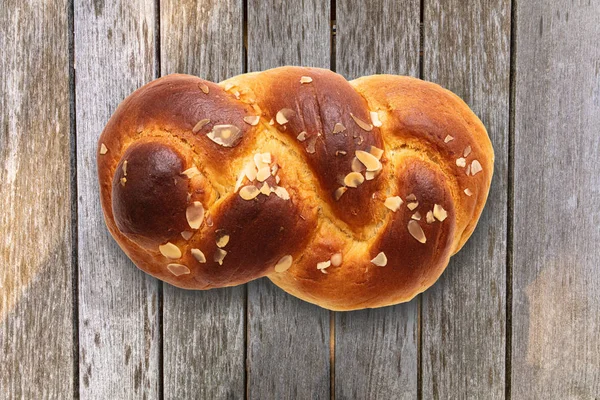 Paskalya Tatlı Ekmeği Yunan Tsoureki Ahşap Masa Üst Manzara Örülmüş — Stok fotoğraf
