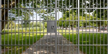 Mahremiyet, giriş kavramı yok. Hapishane parmaklıkları olan kapalı metal bir kapıdan yeşil bir park manzarası. Giriş yasaktır. 3d illüstrasyon
