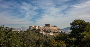 Atina Akropolis ve Parthenon Tapınağı, Yunanistan. Antik Yunan manzarası Philopappos ya da Filopappos Tepesi 'nden görülmeye devam ediyor. Atina şehir manzarası, kışın güneşli bir gün.