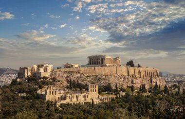 Atina, Yunanistan. Akropolis ve Parthenon tapınağı, şehrin en önemli simgesi. Antik Yunan manzarası Philopappos veya Filopappos Tepesi 'nden kalma, bulutlu mavi gökyüzü.