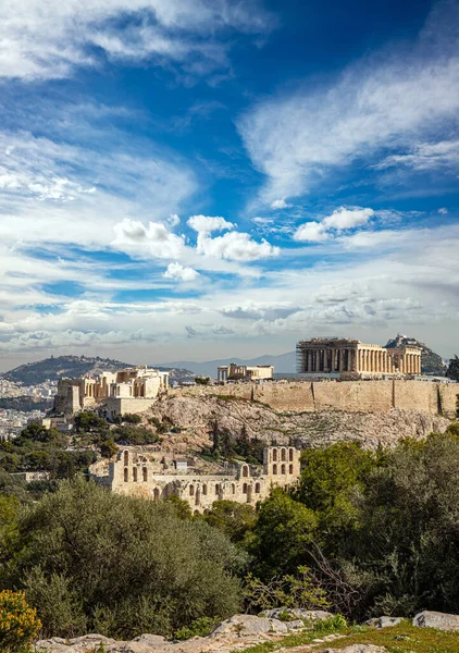 希腊雅典 雅典卫城和帕台农神庙 最高的地标 古希腊的风景是由Philopappos或Filopappos Hill拍摄的 多云的蓝天 垂直的 — 图库照片