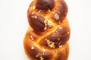 Tatlı ekmek, paskalya tsoureki cozonac beyaz arka plan, üst manzara. Örülmüş brioş, geleneksel şenlikli challah