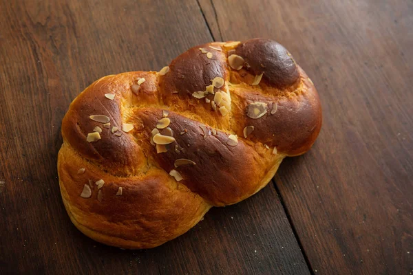 Tatlı Ekmek Paskalya Tsoureki Ahşap Masa Zemininde Cozonac Örülmüş Brioş — Stok fotoğraf