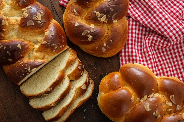 Tatlı Ekmekler Paskalya Tsoureki Cozonac Ahşap Masa Arka Planında Dilimlenmiş — Stok fotoğraf