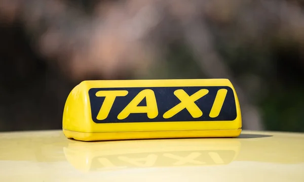 Taxi Znak Dachu Samochodu Żółty Czarny Kolor Tekst Widok Bliska — Zdjęcie stockowe