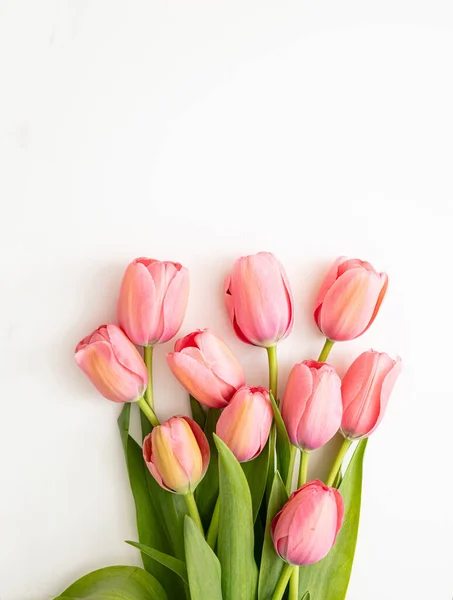 Lente Pasen Roze Tulpen Boeket Witte Achtergrond Boven Verticaal Uitzicht — Stockfoto
