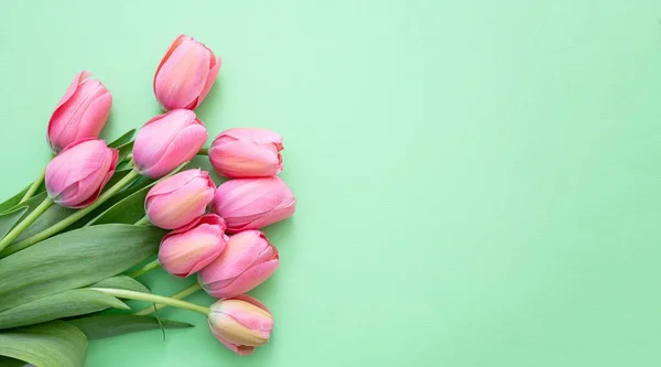 Frühling Ostern Rosafarbener Tulpenstrauß Auf Grünem Hintergrund Draufsicht Kopierraum Vorlage — Stockfoto