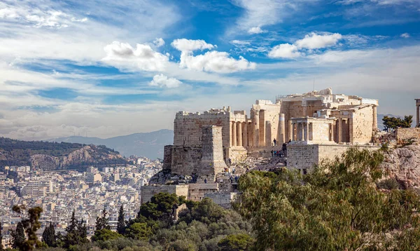 希腊雅典 从Philopappos山看Acropolis Propylaea Propylea或Propylaia入口大门和Agrippa纪念碑 — 图库照片