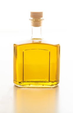 Zeytin yağı şişesi izole edilmiş. Mantar tıpalı şeffaf cam şişe beyaz arka planda izole edilmiş. Ekstra saf zeytinyağı kaliteli, altın rengi, biyolojik, sağlıklı.