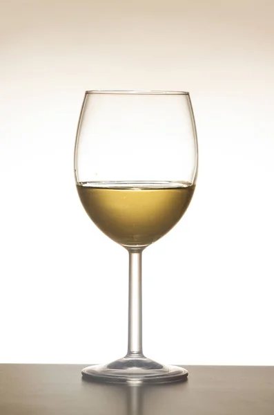 Copa Vino Aislada Vidrio Transparente Con Vino Blanco Aislado Sobre — Foto de Stock