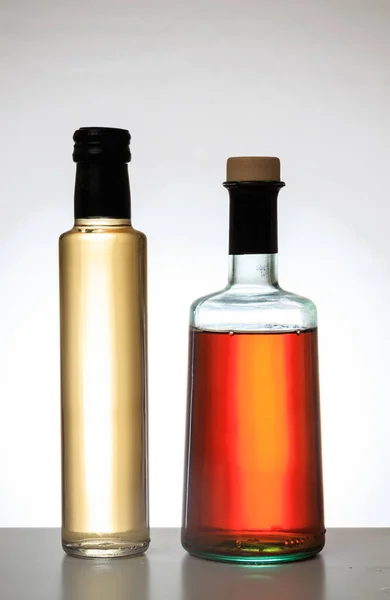Бутылки Уксуса Изолированы Прозрачные Стеклянные Бутылки Различными Уксусами Изолированы Белом — стоковое фото