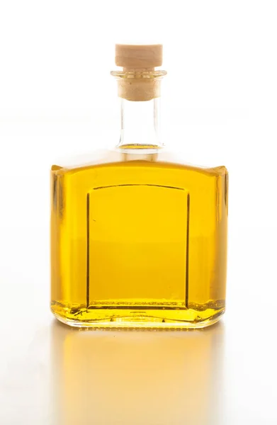 橄榄油瓶隔离 透明玻璃瓶 瓶塞与白色背景隔离 额外的橄榄油优质 黄金色 — 图库照片