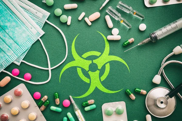 Virus Flat Lay Concetto Terapia Segno Virus Sfondo Verde Con — Foto Stock