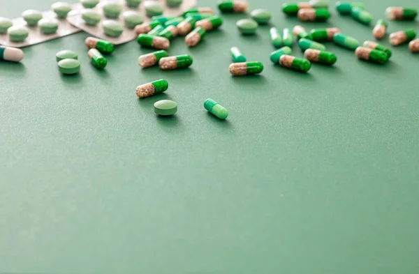 Ліки Таблетки Капсули Зеленому Тлі Варіації Аптечних Продуктів Вид Крупним — стокове фото