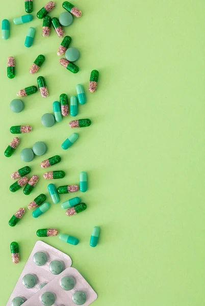Pastillas Cápsulas Medicinales Sobre Fondo Verde Claro Variación Productos Farmacia — Foto de Stock