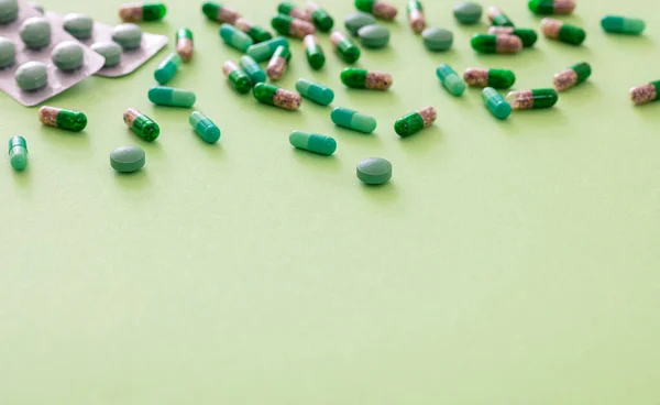 Pastillas Cápsulas Medicinales Sobre Fondo Verde Claro Variación Productos Farmacia — Foto de Stock