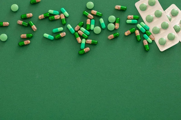 Ліки Таблетки Капсули Зеленому Тлі Варіації Аптечних Продуктів Вид Зверху — стокове фото