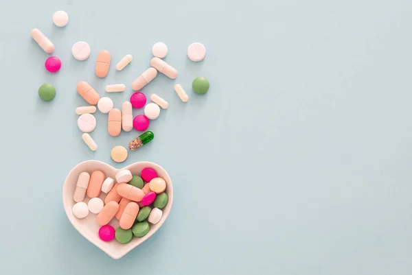 Hjärtsjukdomsmedicin Tabletter Och Kapslar Blå Pastell Bakgrund Färgstark Variation Apoteksprodukter — Stockfoto