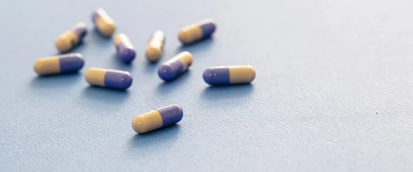 Pilules Médicaments Capsules Sur Fond Bleu Pastel Produits Pharmaceutiques Vue — Photo