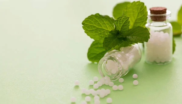 Koncepcja Homeopatii Kula Homeopatyczna Szklanej Butelki Świeże Zioło Zielone Tło — Zdjęcie stockowe